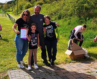 Familie erhält Sieger-Urkunde